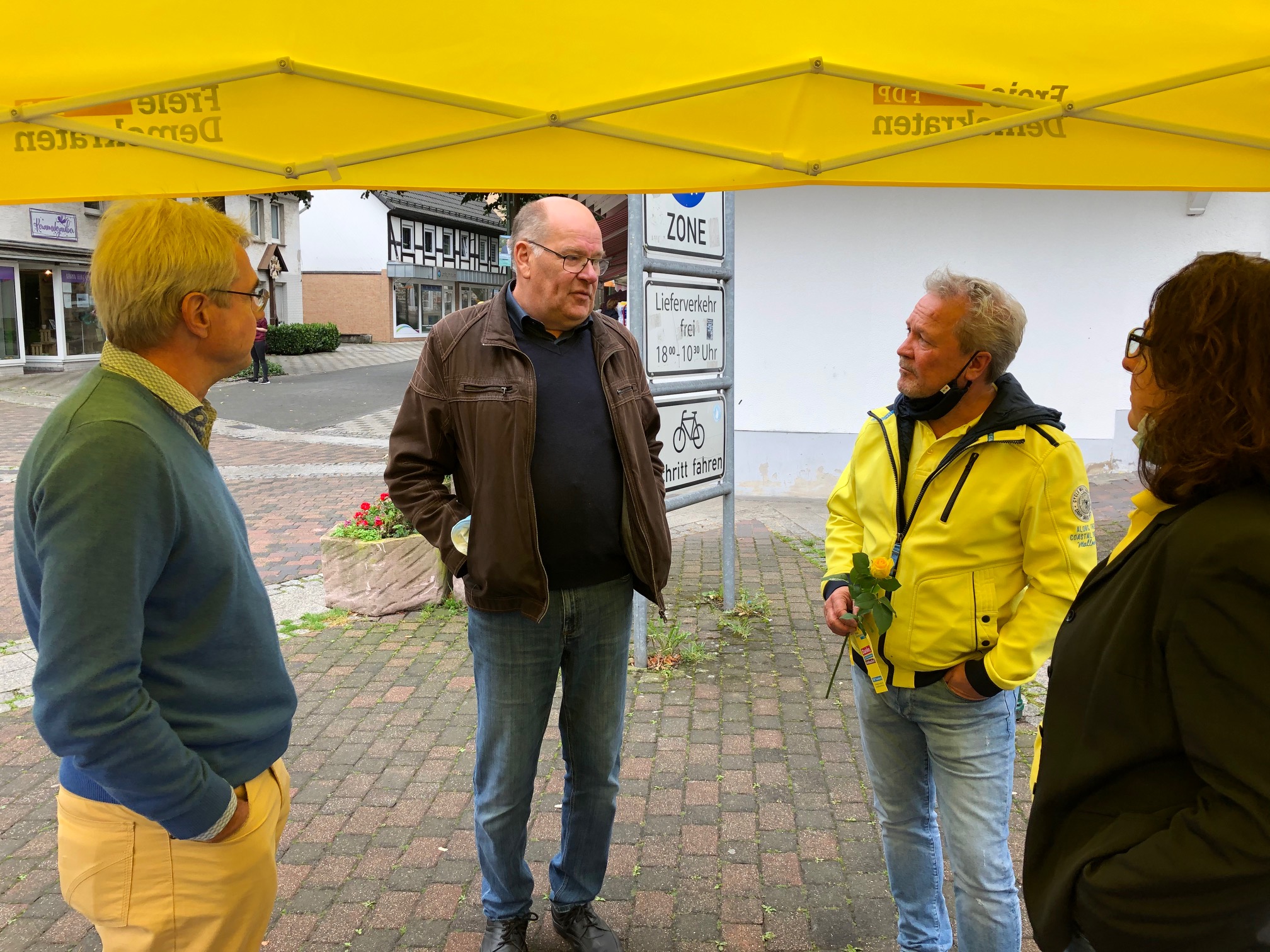 Am Infostand der FDP Sundern mit Carlo Cronenberg