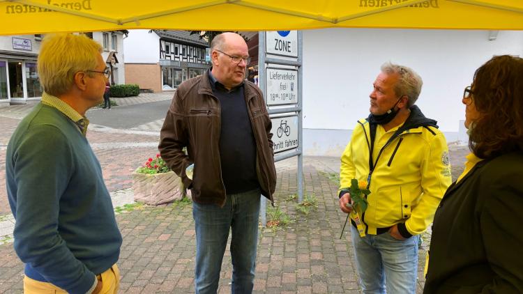 Am Infostand der FDP Sundern mit Carlo Cronenberg